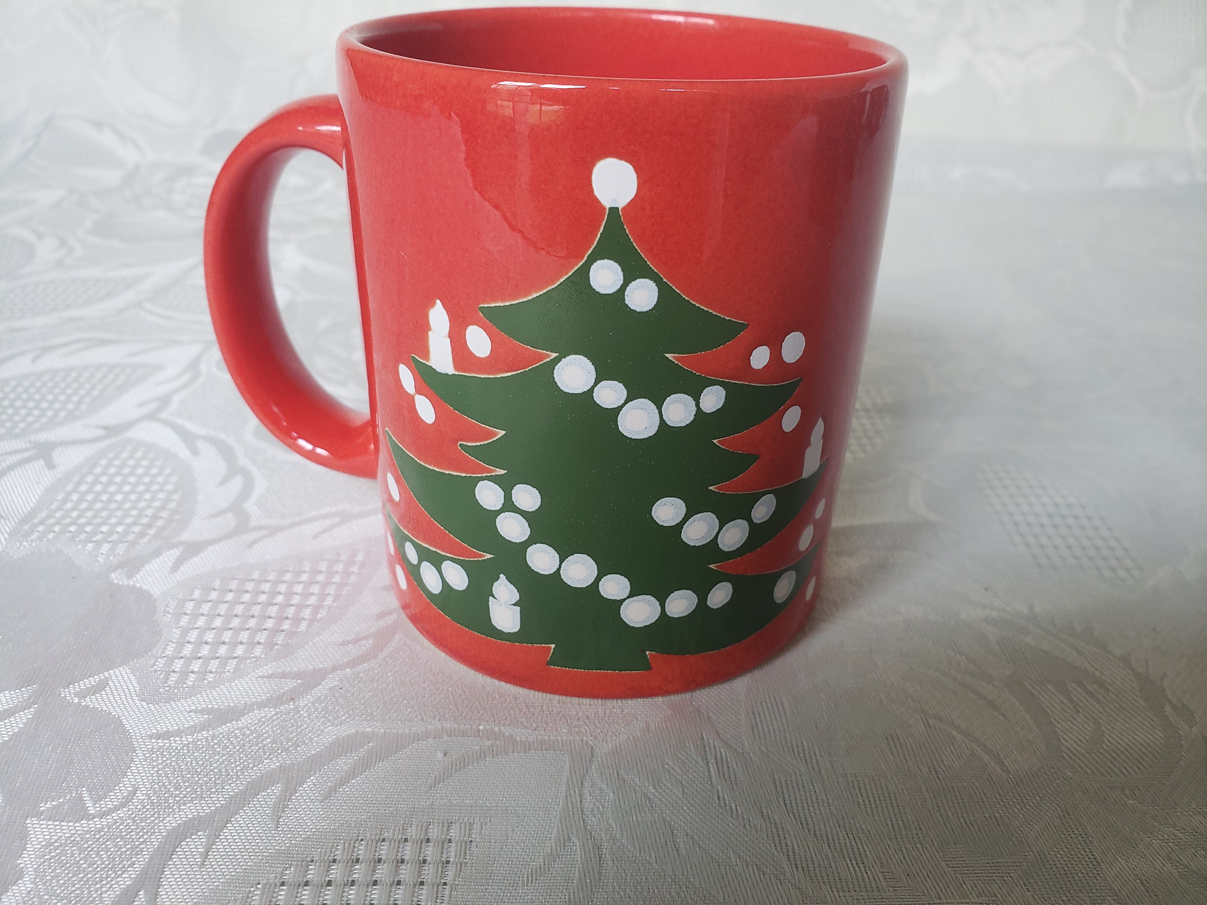 https://serstyle.com/wp-content/uploads/2018/09/red-christmas-tree-mug-.jpg