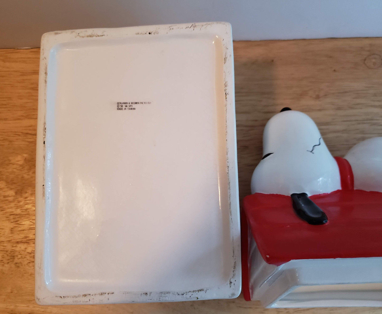 https://serstyle.com/wp-content/uploads/2018/09/snoopy-cookie-jar-vintage-red-roof-.jpg