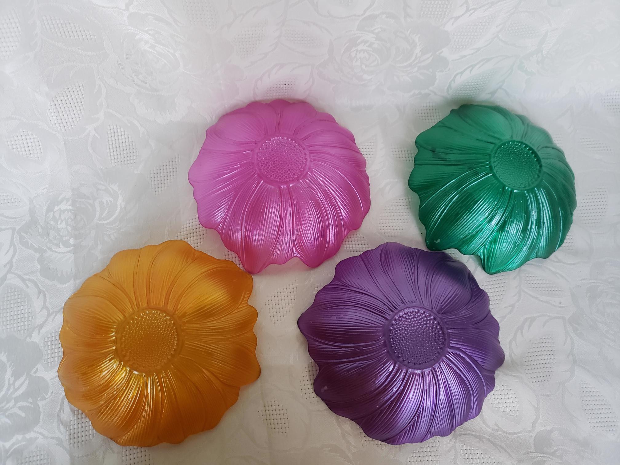 Details about   Set Of Four Pastel Color Glass Flower Shape Decorative Bowls 
