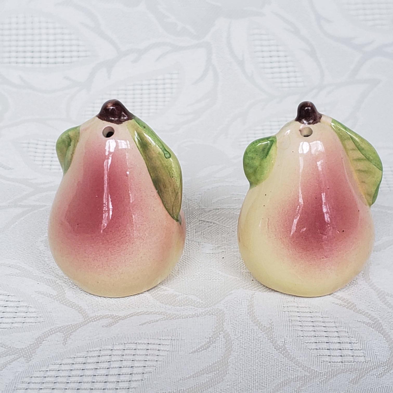 https://serstyle.com/wp-content/uploads/2020/01/Pear-Salt-and-Pepper-Shakers-with-Caddy-10.jpg