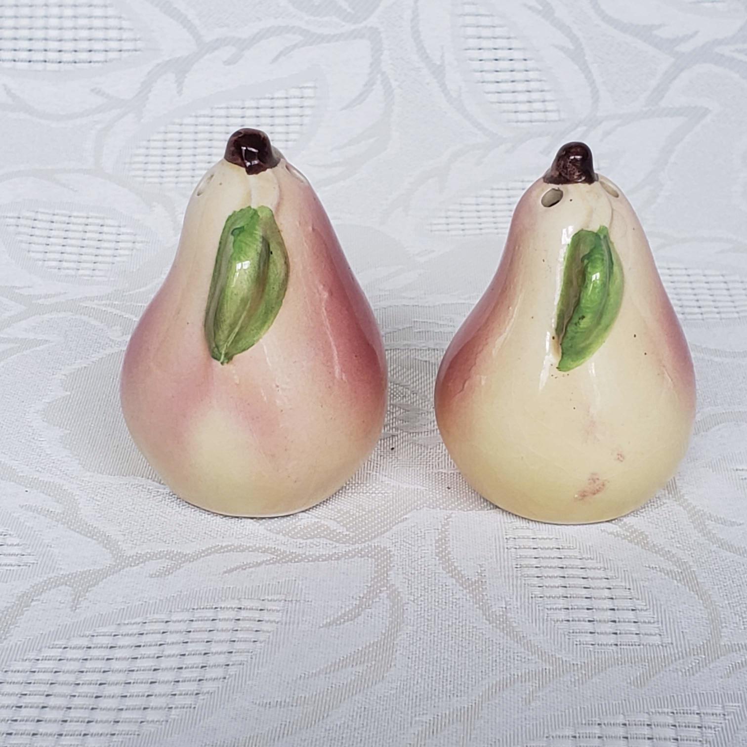 https://serstyle.com/wp-content/uploads/2020/01/Pear-Salt-and-Pepper-Shakers-with-Caddy-9.jpg