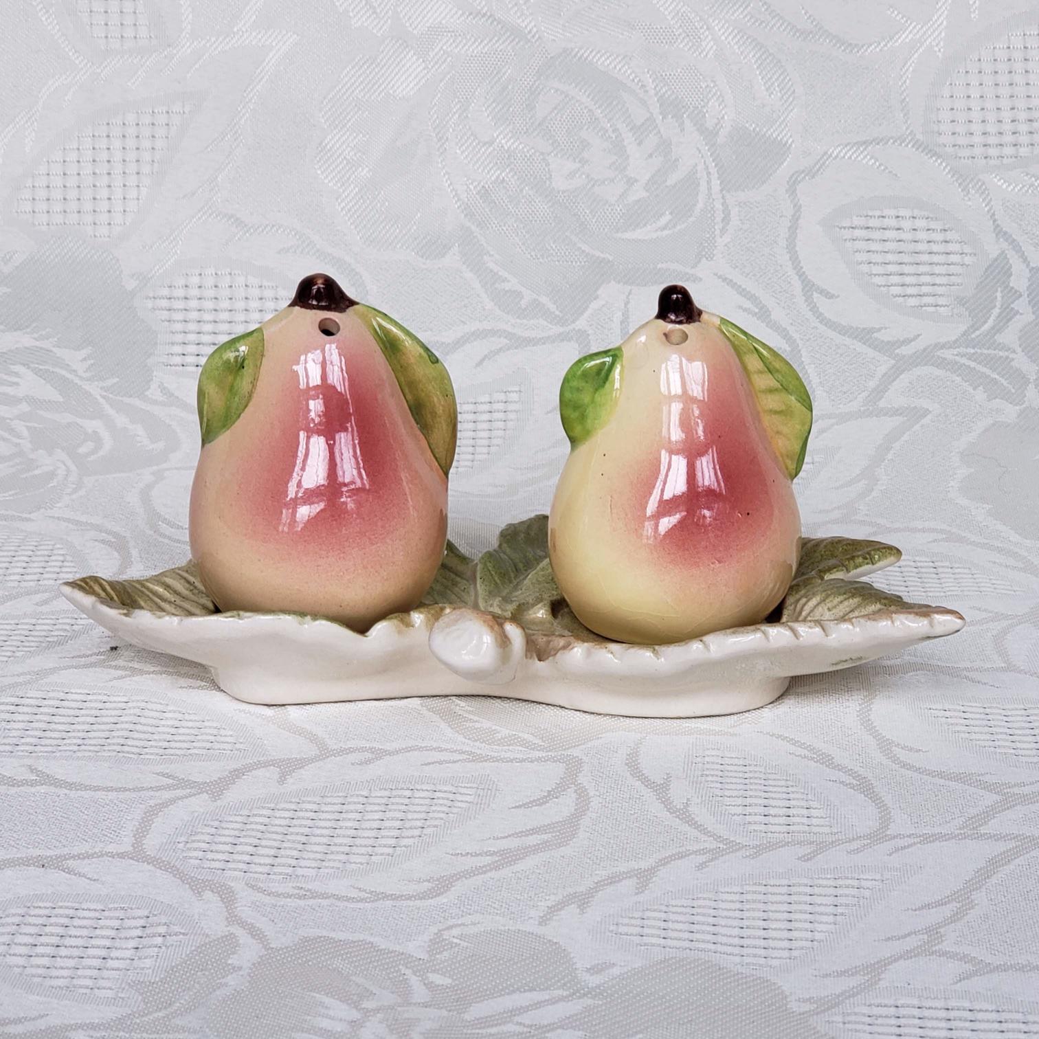 https://serstyle.com/wp-content/uploads/2020/01/Pear-Salt-and-Pepper-Shakers-with-Caddy.jpg