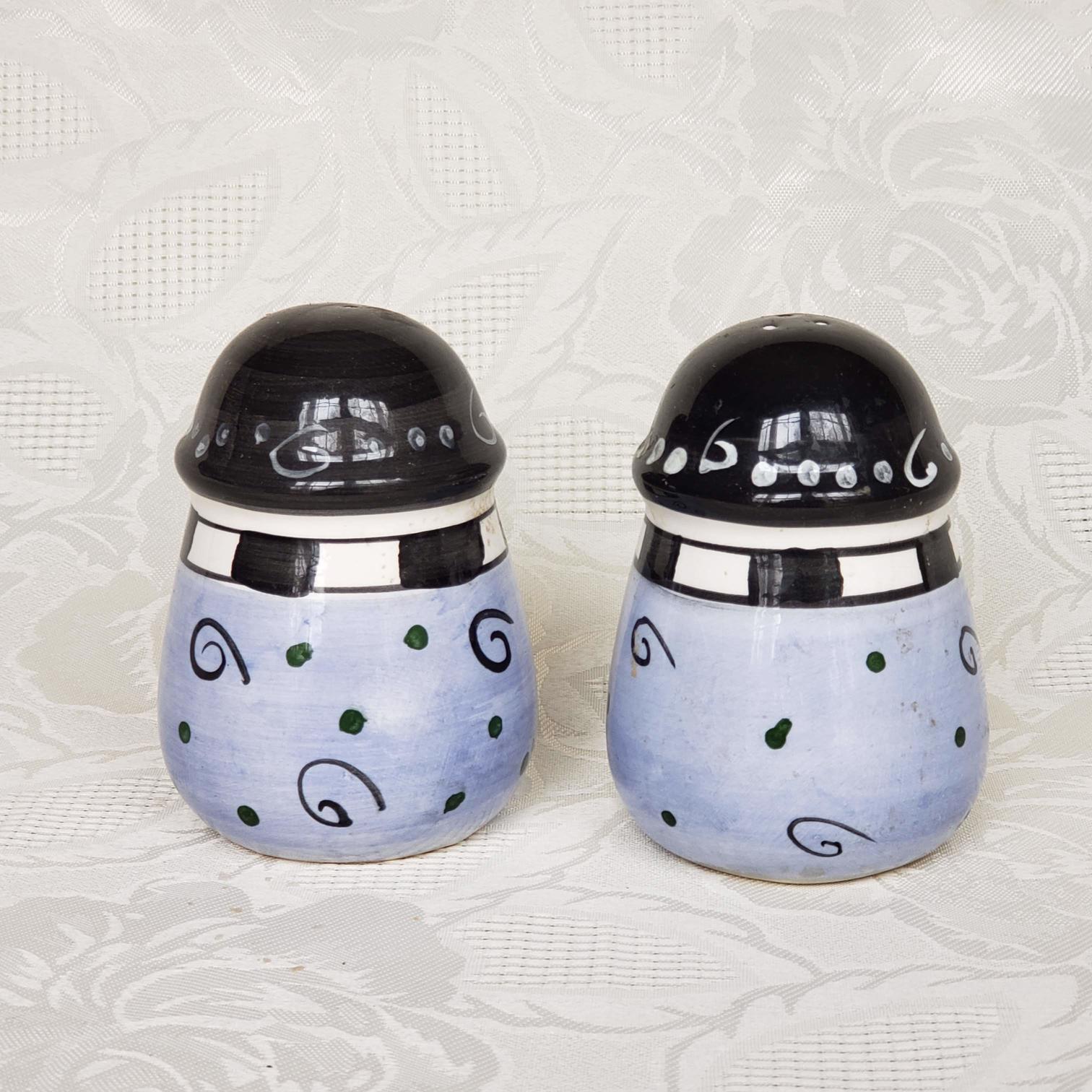 https://serstyle.com/wp-content/uploads/2020/01/Vintage-Black-and-Blue-Salt-and-Pepper-Shakers-3.jpg