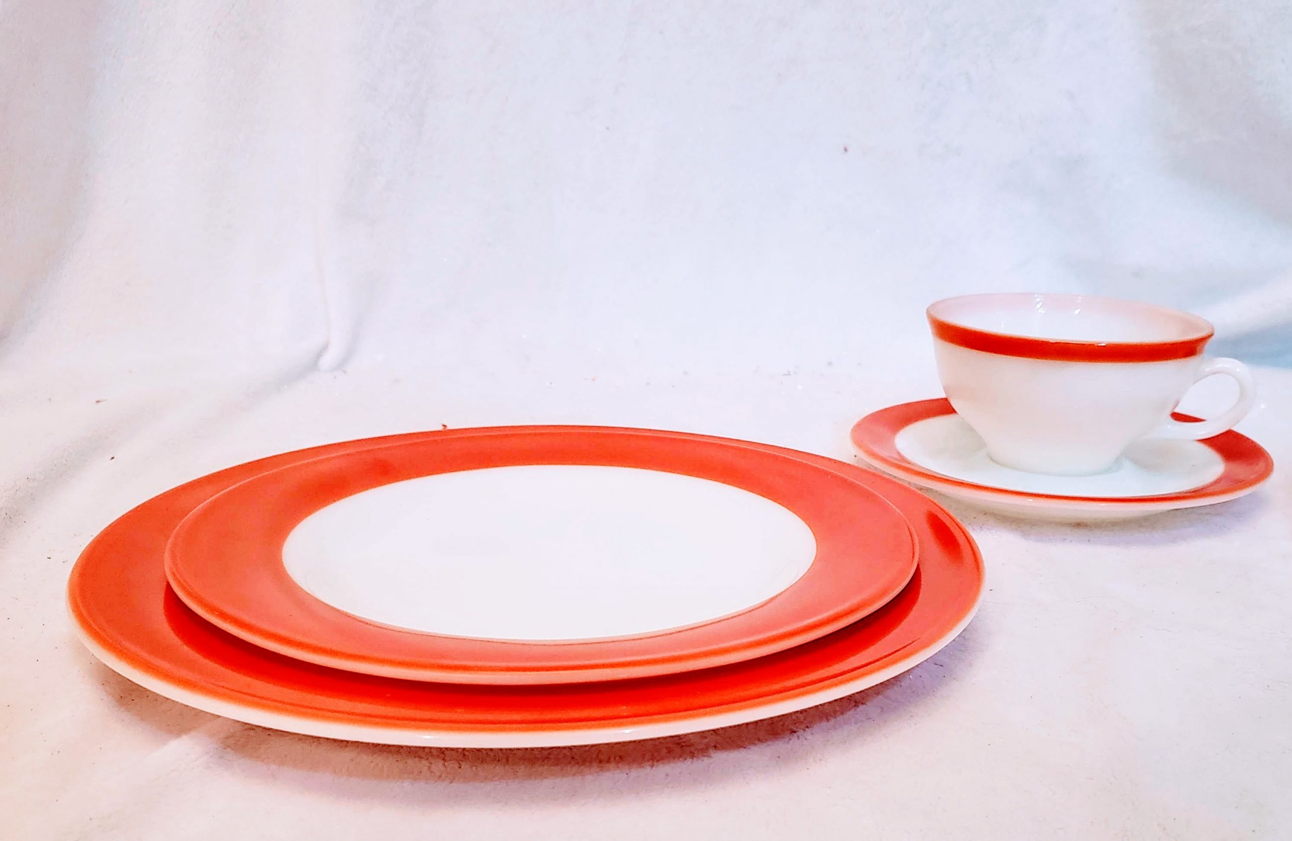 https://serstyle.com/wp-content/uploads/2020/02/Vintage-Pyrex-Flamingo-Dish-Set-with-Box-and-Sugar-Bowl-setting-scaled.jpg